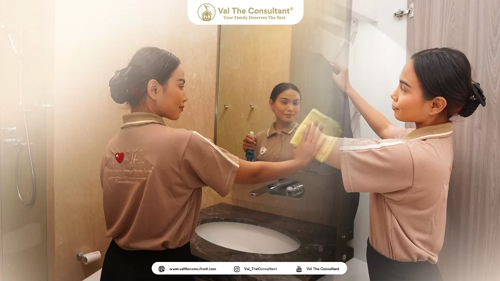 Panduan Lengkap Menentukan Gaji ART: Tips Keuangan Aman dan Hak Pekerja yang Wajib Diketahui Simulasi perhitungan gaji asisten rumah tangga dan asisten rumah tangga profesional dari yayasan ART terdekat sedang merapikan rumah.